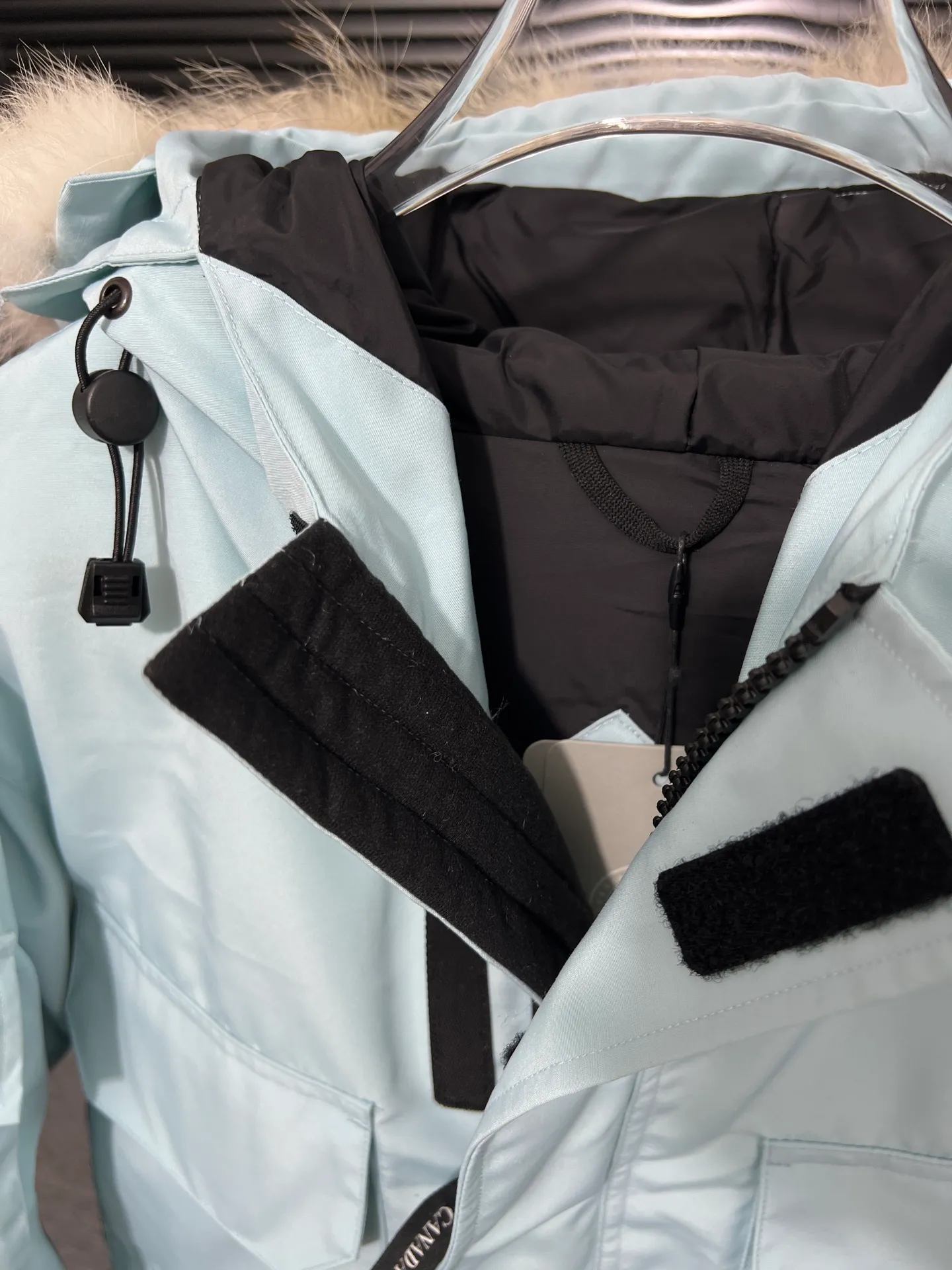 P780 🆕 Top original version, supports chip sensor with handbag 𝗖𝗮𝗻𝗮𝗱𝗮 𝗚𝗼𝘀𝗲 / 🇨🇦 Canada Goose 08 Down Jacket ⚠️ Partners who have been cooperating with us in the past few years know that no matter what is produced outside, our pure genuine trading company ships ❗️ After the test of time, we have received rave reviews. You can compare the market products with us. If you are not satisfied, you can return it at will. You are also welcome to come to ZG to see it and then come to my home to buy‼  1⃣️ The filling is 80% white duck down, with a weight of 500g. Regarding the down content, you can feel it with your hands. Good down has no embarrassment and can be called a walking duvet! 2⃣️ The fabric is made of Feather-Light 10D waterproof coating fabric, which is made of 84.5 polyester fiber and 15.5 cotton. The surface is treated with a special Teflon protective coating produced by DuPont to prevent wind and splash water, and makes the clothing anti-pollution and long-lasting new features! 3⃣️ One-piece seamless cuffs, 13cm official length, all seals are stamped, and all the inner liner is hemmed. The overcoat means sewing all the inner liner once. On the one hand, it is to prevent the velvet from running off, and on the other hand, it can keep the stiffness of the clothes! 4⃣️ Original Yoshida Kogyo Kabushikigaisha zipper, top-grade zinc alloy electroplated zipper with the highest specifications, using precise Japanese craftsmanship, raw materials and management methods. Each zipper can withstand 100,000+ openings and closings 5⃣️ The detachable fur collar is made of top-grade imported wolf fur, which is not comparable to the loose and soft raccoon fur and fake fur on the market. It is a natural Siberian coyote fur collar. The delicate and strong feel is the sense of life that comes from the erosion of wind and frost in nature. 6⃣️ Main logo double-thread 9-needle locking stranded embroidery, electronic digital automatic embroidery, maple leaves with sharp edges. Size: XS-XXL Color: black, off-white, graphite gray, sapphire blue Dark Blue Pink Azure Graphite Gray Black Label Shoulder Width Chest Sleeve Length Clothes Length Recommended Weight kg 67 87 80-90 2XL 58 136 69 89 90-105